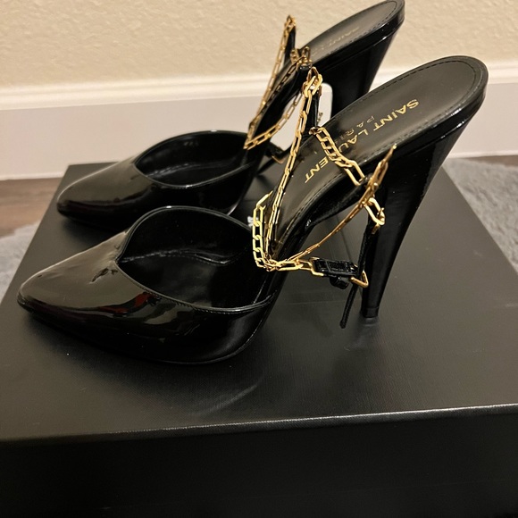 Saint Laurent patent pumps with gold choker. - Picture 2 of 6